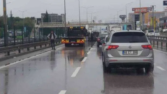 D-100'de kaza yapan kamyon yan yattı