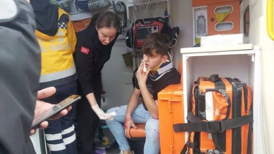 D-100'de yolcu indiren halk otobüsüne otomobil çarptı: 4 yaralı