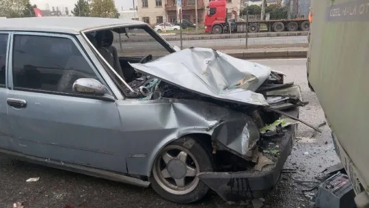 D-100'de yolcu indiren halk otobüsüne otomobil çarptı: 4 yaralı