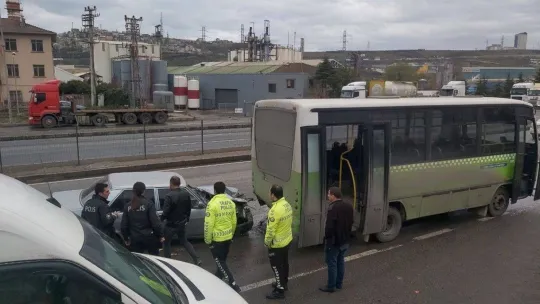 D-100'de yolcu indiren halk otobüsüne otomobil çarptı: 4 yaralı