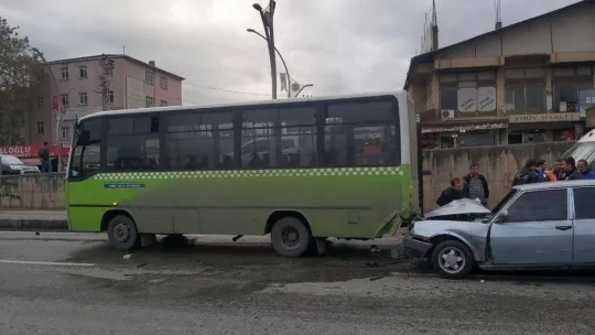 D-100'de yolcu indiren halk otobüsüne otomobil çarptı: 4 yaralı