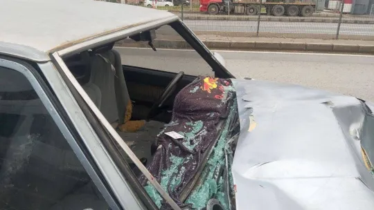 D-100'de yolcu indiren halk otobüsüne otomobil çarptı: 4 yaralı