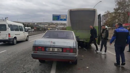 D-100'de yolcu indiren halk otobüsüne otomobil çarptı: 4 yaralı