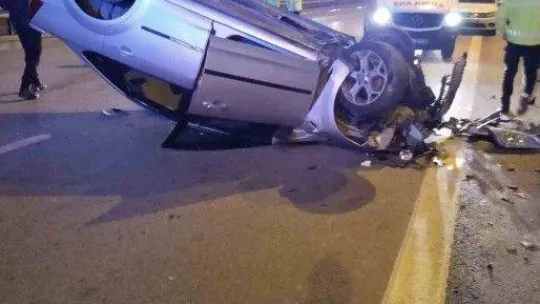 D-100de kontrolden çıkan araç takla attı: 3 yaralı