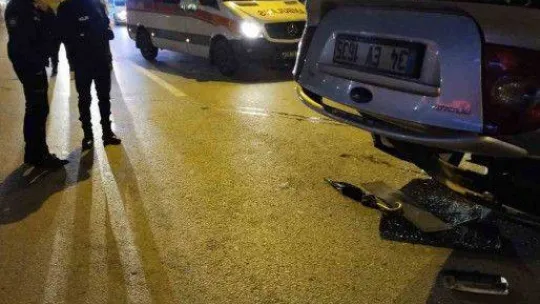 D-100de kontrolden çıkan araç takla attı: 3 yaralı