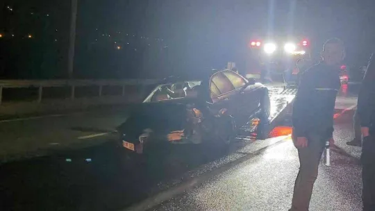 D-140'da kontrolden çıkan otomobil bariyerlere çarptı: 1 yaralı