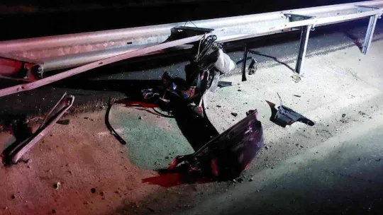 D-140'da kontrolden çıkan otomobil bariyerlere çarptı: 1 yaralı