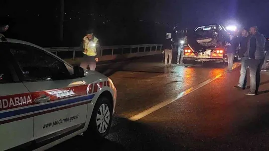 D-140'da kontrolden çıkan otomobil bariyerlere çarptı: 1 yaralı