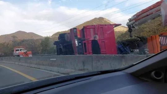 D-650'de meyve yüklü kamyon devrildi, tonlarca muz yola savruldu