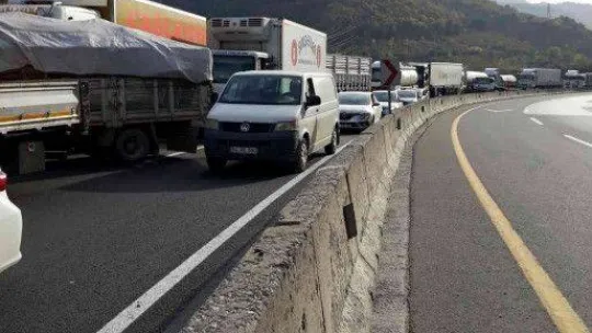 D-650'de meyve yüklü kamyon devrildi, tonlarca muz yola savruldu