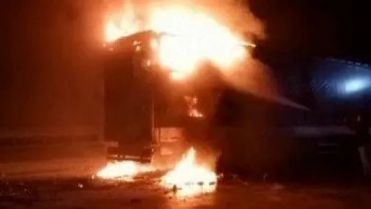 D-650'de tırın dorsesi alev alev yandı