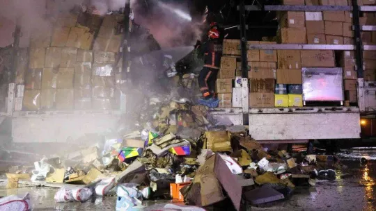 D-650'de tırın dorsesi alev alev yandı