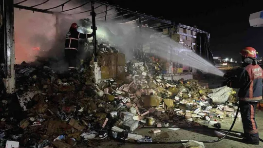 D-650'de tırın dorsesi alev alev yandı