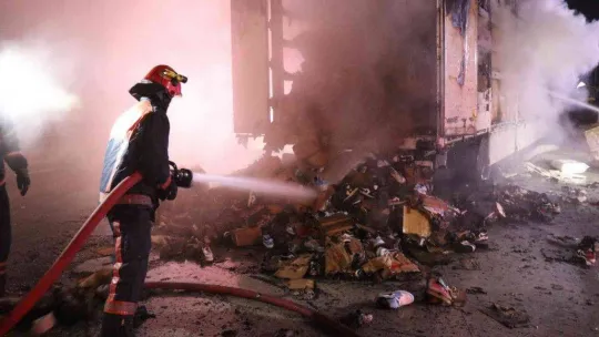 D-650'de tırın dorsesi alev alev yandı