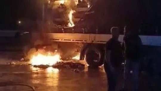 D-650'de tırın dorsesi alev alev yandı