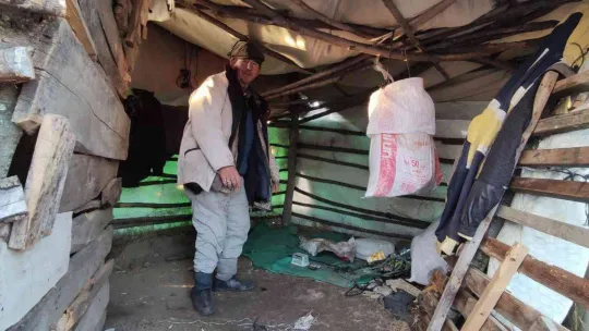 Dağ başında kulübesinde kalıyor, gelip geçene el sallıyor