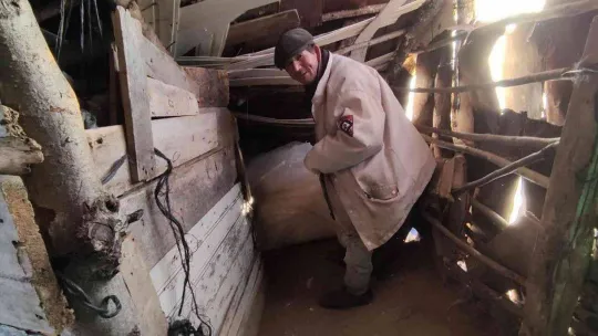 Dağ başında kulübesinde kalıyor, gelip geçene el sallıyor