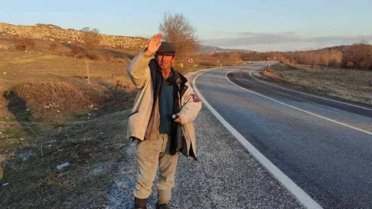 Dağ başında kulübesinde kalıyor, gelip geçene el sallıyor