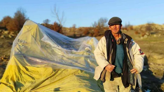 Dağ başında kulübesinde kalıyor, gelip geçene el sallıyor