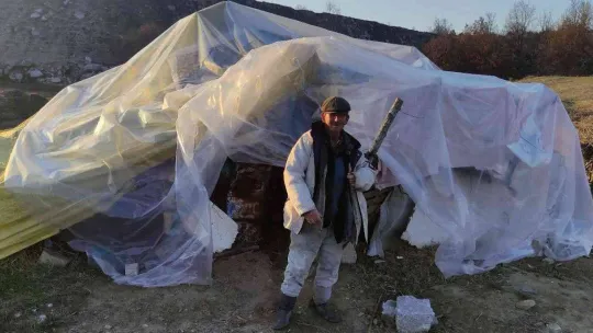 Dağ başında kulübesinde kalıyor, gelip geçene el sallıyor