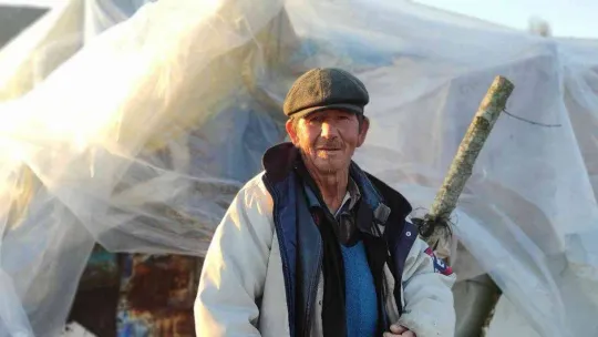 Dağ başında kulübesinde kalıyor, gelip geçene el sallıyor