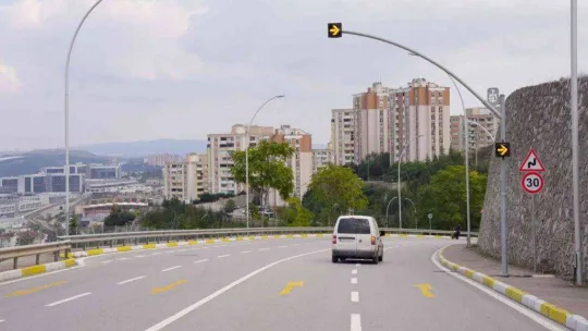 Daha güvenli ulaşım için o caddeye 28 uyarı ikaz flaşörü konuldu