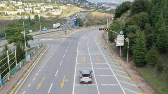 Daha güvenli ulaşım için o caddeye 28 uyarı ikaz flaşörü konuldu