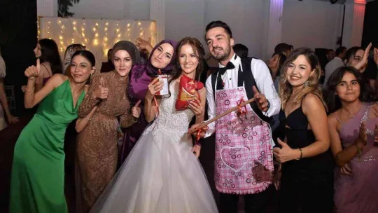 Damat sağdıçlarının yaptığı sürprizi bu sefer gelinin sağdıçları yaptı