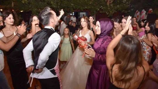 Damat sağdıçlarının yaptığı sürprizi bu sefer gelinin sağdıçları yaptı