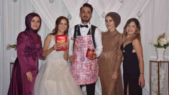 Damat sağdıçlarının yaptığı sürprizi bu sefer gelinin sağdıçları yaptı