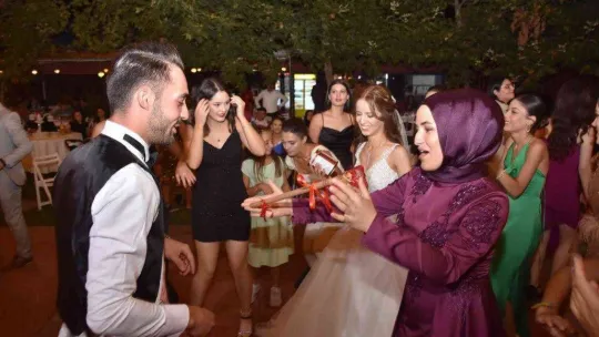 Damat sağdıçlarının yaptığı sürprizi bu sefer gelinin sağdıçları yaptı
