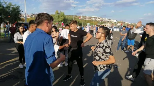 Dans eden gençler Tekirdağ sahilinde renkli görüntüler oluşturdu