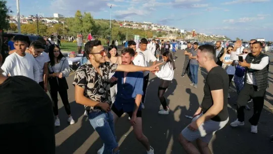 Dans eden gençler Tekirdağ sahilinde renkli görüntüler oluşturdu