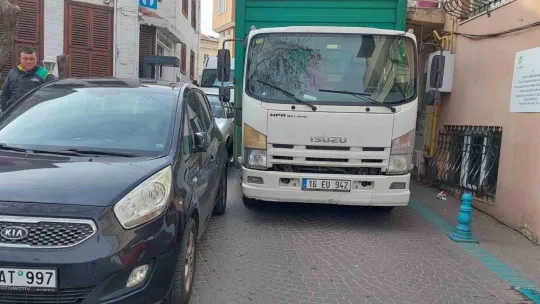 Dar sokakta park, kamyoneti sıkıştırdı