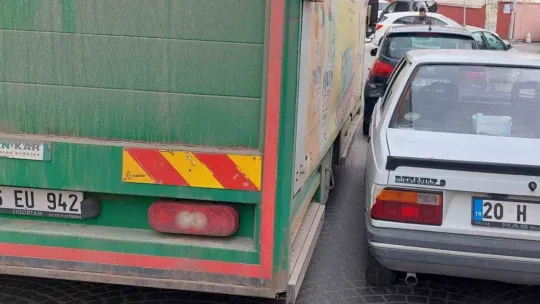 Dar sokakta park, kamyoneti sıkıştırdı