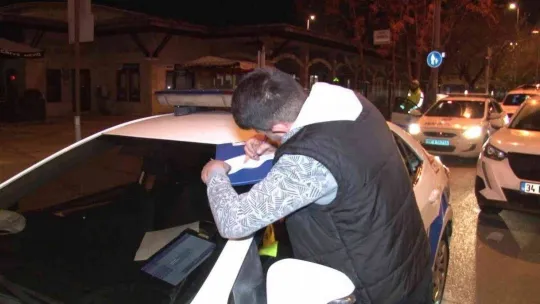 Denetimde ceza yedi, şarkı söyledi