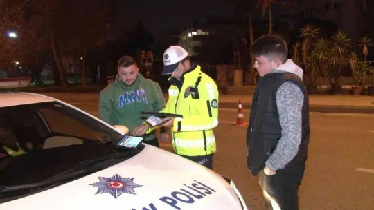 Denetimde ceza yedi, şarkı söyledi