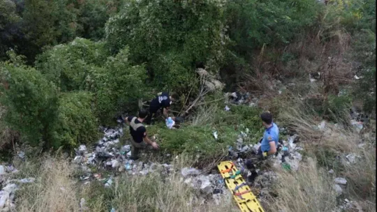 Dengesini kaybedip 10 metrelik uçuruma düşerek ağır yaralandı