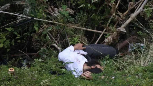 Dengesini kaybedip 10 metrelik uçuruma düşerek ağır yaralandı