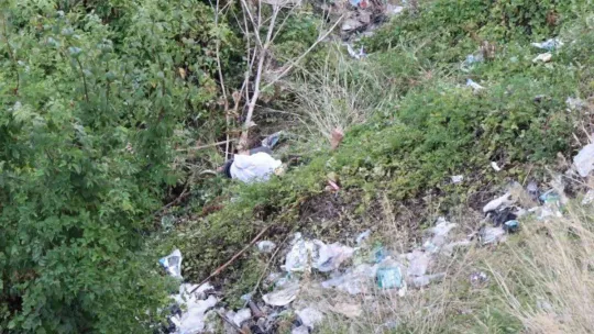 Dengesini kaybedip 10 metrelik uçuruma düşerek ağır yaralandı