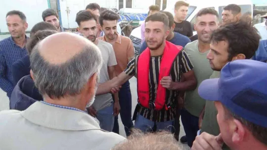 Denizde kaybolan genç 24 saat sonra sağ olarak bulundu