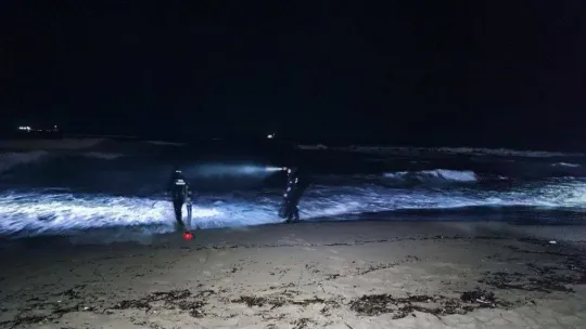 Denize giren 2 şahıstan biri kayboldu, ekipler seferber oldu