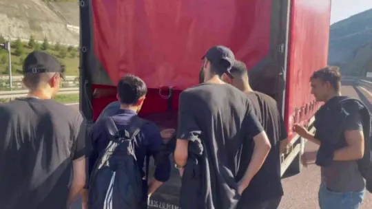 Deplasmana kamyonet kasasında gittiler