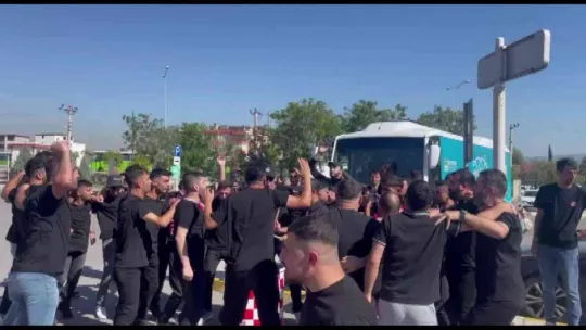 Deplasmana kamyonet kasasında gittiler