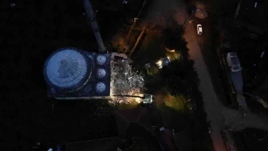 Deprem bölgesinde ilk yıkım: Hüzünlü gözlerle çalışmaları izlediler