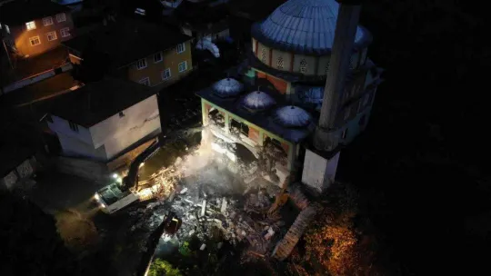 Deprem bölgesinde ilk yıkım: Hüzünlü gözlerle çalışmaları izlediler