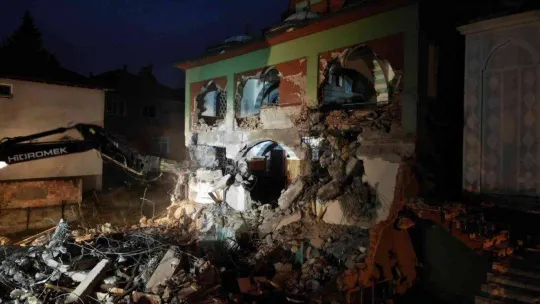 Deprem bölgesinde ilk yıkım: Hüzünlü gözlerle çalışmaları izlediler