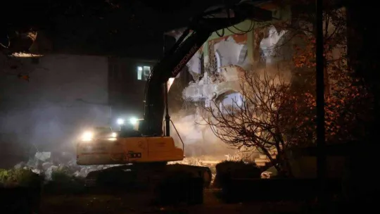 Deprem bölgesinde ilk yıkım: Hüzünlü gözlerle çalışmaları izlediler