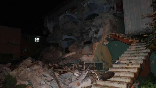 Deprem bölgesinde ilk yıkım: Hüzünlü gözlerle çalışmaları izlediler