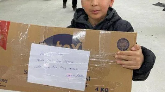 Deprem bölgesine biriktirdiği harçlığını bağışladı